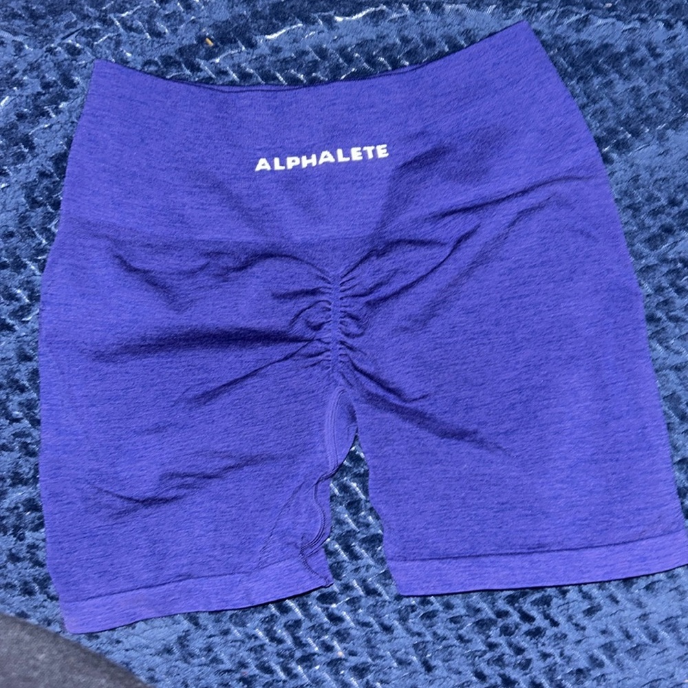 Amplify Short 4.5 seamless scrunch short. Size medium. “True indigo”